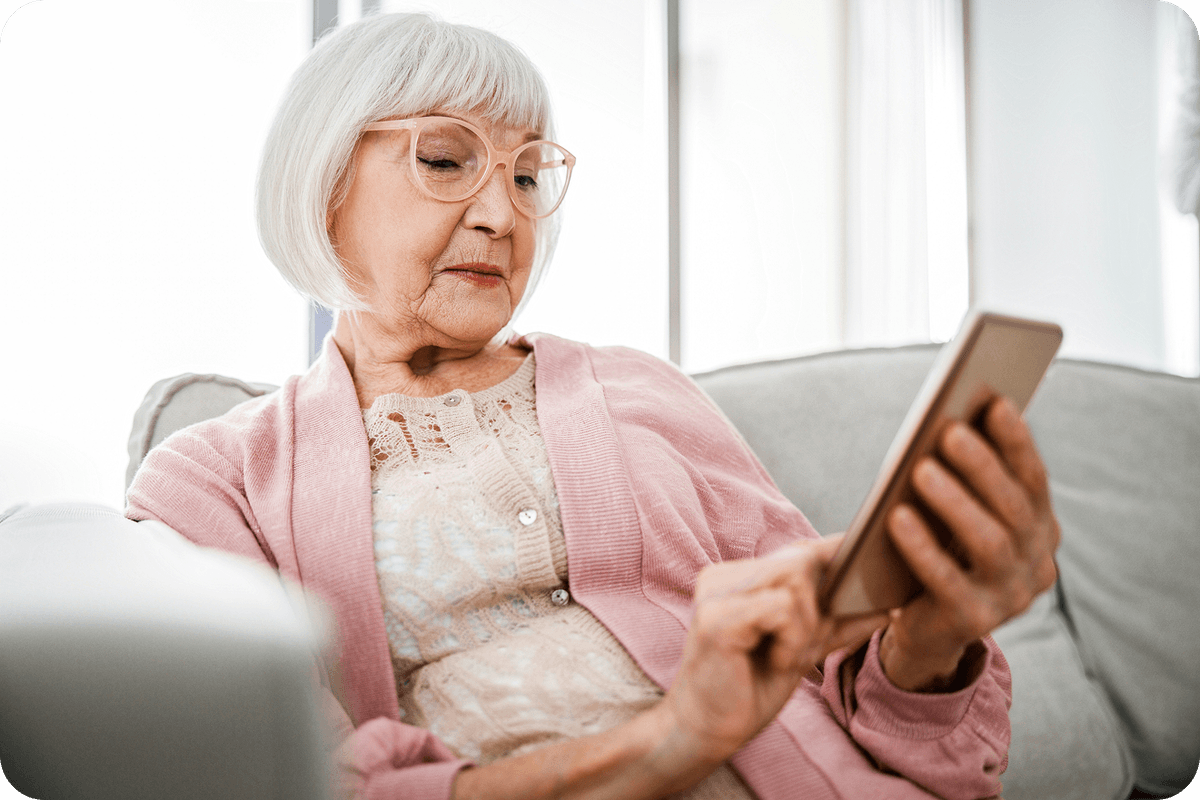 Personne âgée utilisant une application de livraison de médicaments