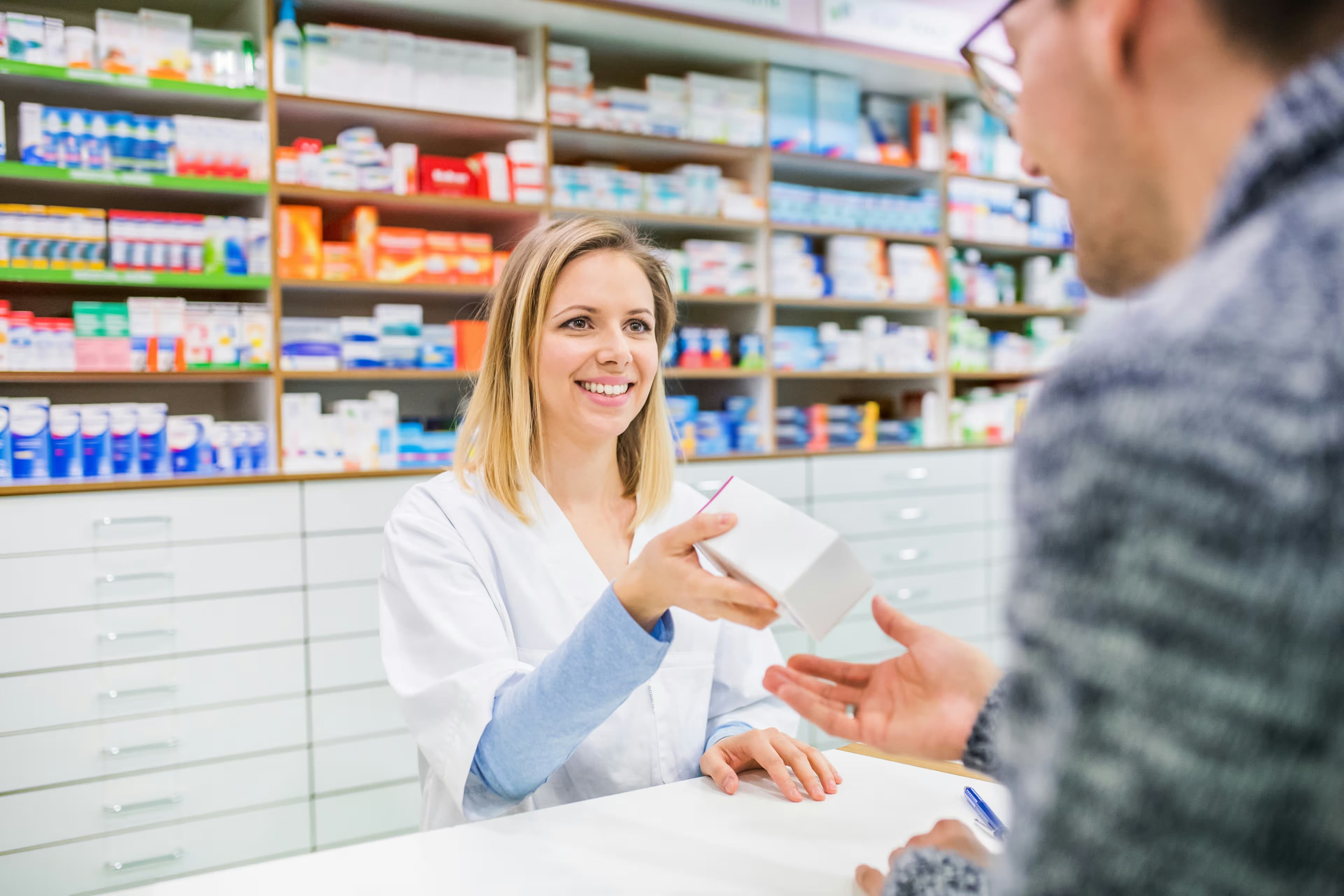 Pharmacienne servant un client